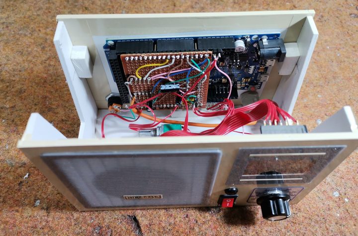 DIy Arduino FM radio enclosure with the lid off, showing the electronics inside